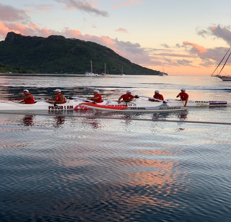 Forberedelse til padle konkurranse. Nasjonalsporten... flotte farkoster