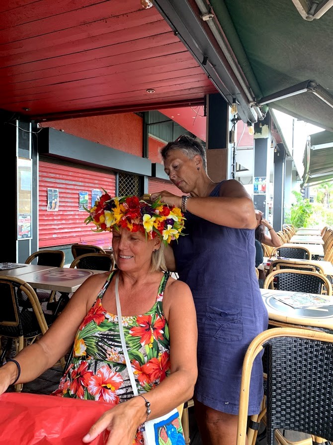 Kaia snakket mye om at hun gjerne skulle hatt en fargerik blomterkrans og hva kunne vel passet mer som en avskjedsgave til det flotte vertskapet vårt. Passet perfekt til kjolen.