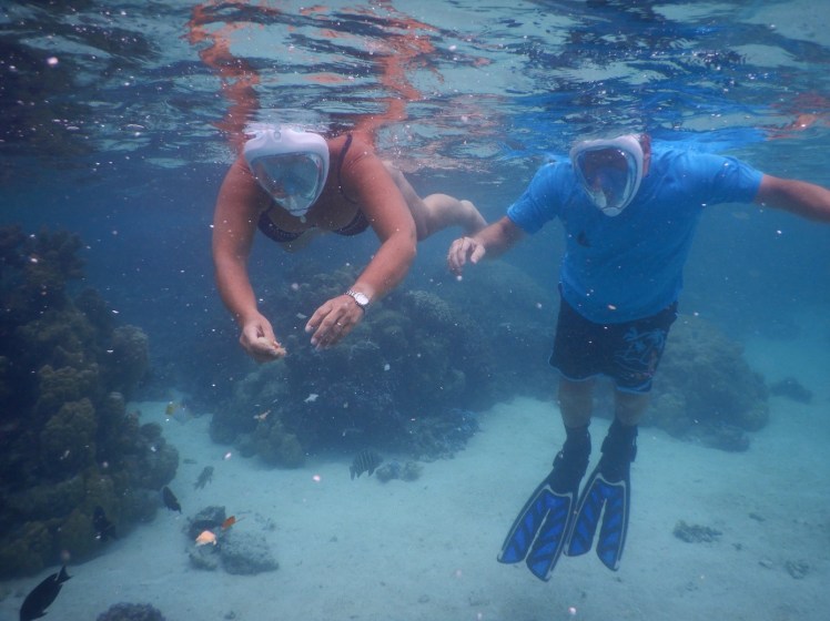 Mating av småfisk på Montepaa ved Huahine. De fikk brød..