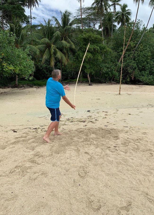 Traff nesten kokunøtten i toppen av bambusstauren...